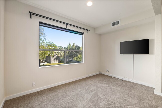 Vista desde la sala de estar hacia las colinas de Silver Lake. - 1759 Silverwood Ter