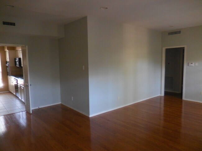 Foto del edificio - 6011 E University Blvd