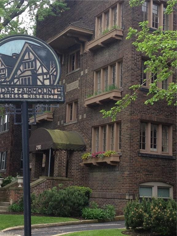 Building Photo - 2096 Surrey Rd