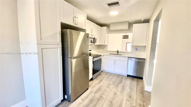 Building Photo - 4256 S Pine Island Rd