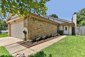 Building Photo - 2007 Highland Hills Dr