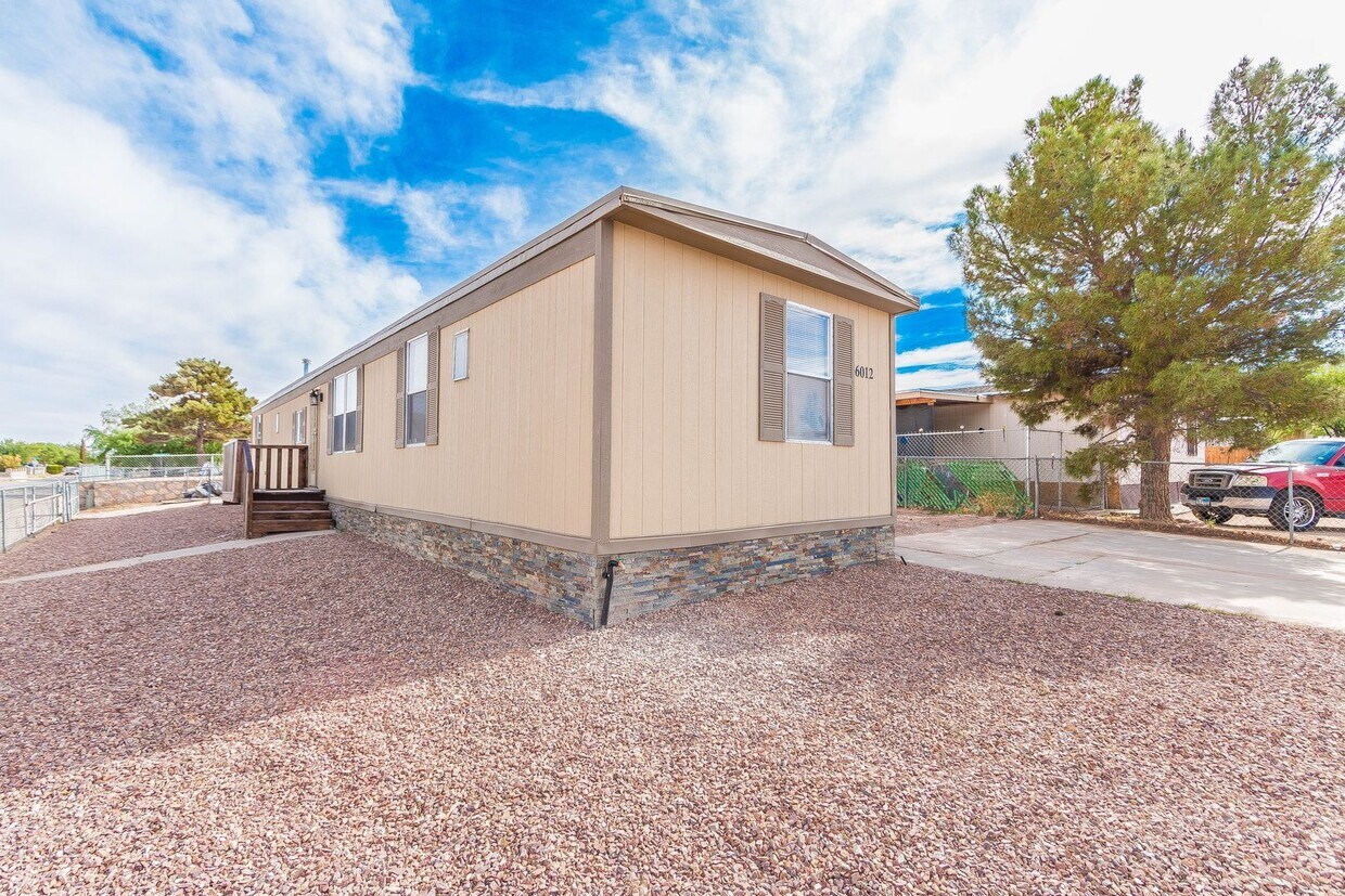 Foto principal - Incredible 3 bedroom, 1 1/2 bath mobile ho...