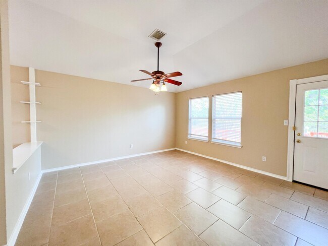 Foto del edificio - 1632 Sunnycrest Cir