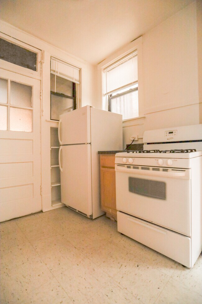 Building Photo - 5056.5 N Kenmore Ave