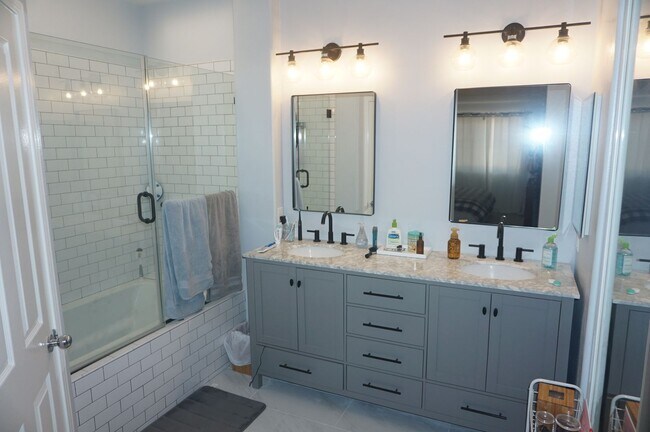 Foto del edificio - Stunning 2 Bed 2 Bath Tustin Condo with So...