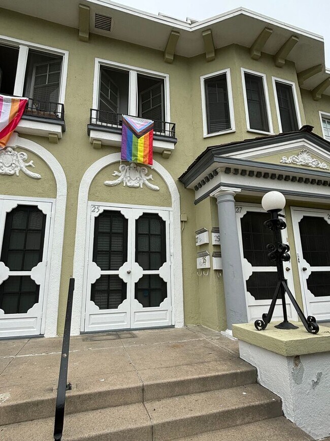 Building Photo - Beautiful 2 Bedroom 1 Bath available now in Long Beach