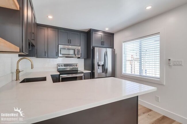 Building Photo - Modern 2Bdm 1Ba Apartment in the Azalea Pa...