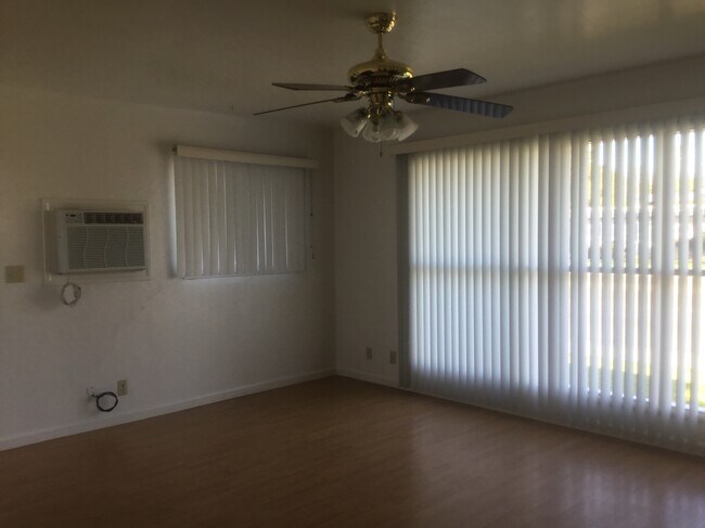 sala de estar - 10 W Swain Rd