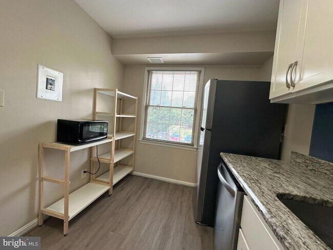 Foto del edificio - 6018 Westchester Park Dr