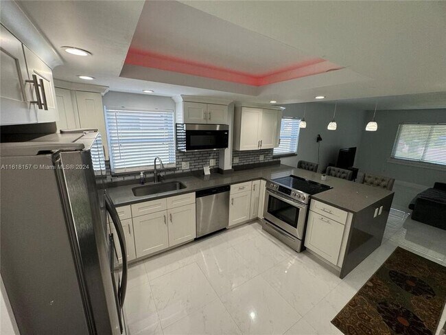 Foto del edificio - 1100 NE 17th Ct