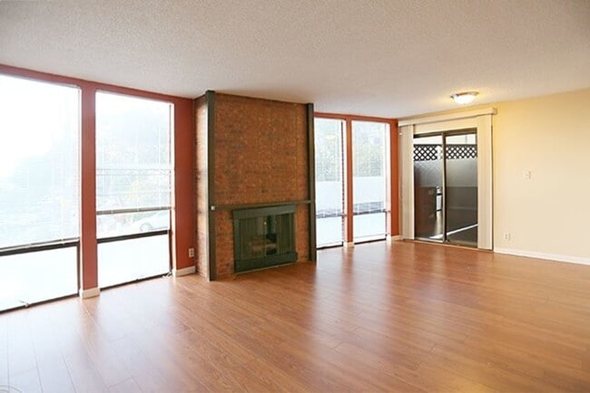 Building Photo - 102 Locksley Ave