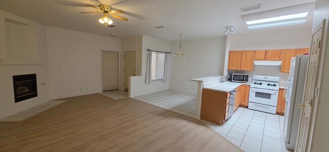 Foto del edificio - 4551 Holiday Breeze Pl NE