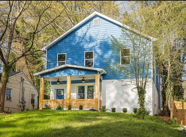 Foto del edificio - Spacious 5BR/3.5 BA Renovated Home Near Beltline with Off-Street Parking