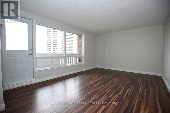 Building Photo - 1100-1100 Ambleside Dr