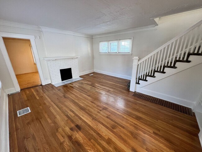 Foto del edificio - 3-Bedroom Home with Bonus Library/Office Near Local Attractions!