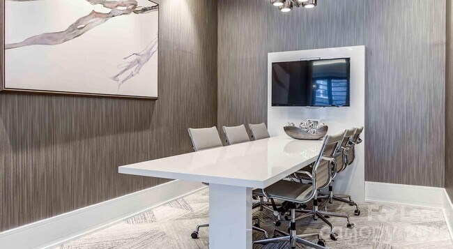 Building Photo - 2426 Vail Ave