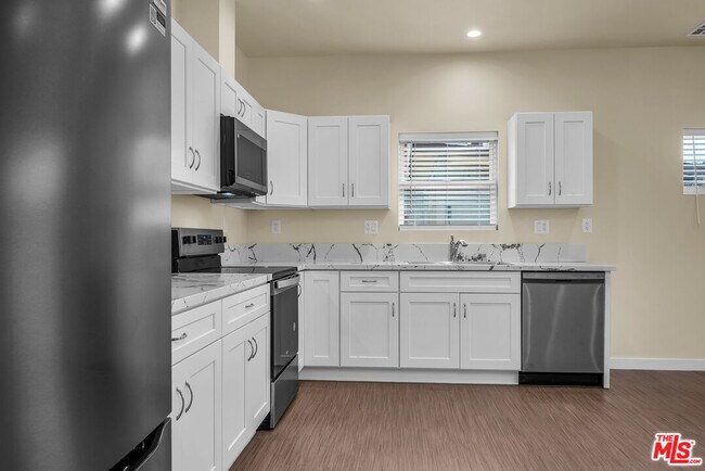 Foto del edificio - 6625 Duchess Dr