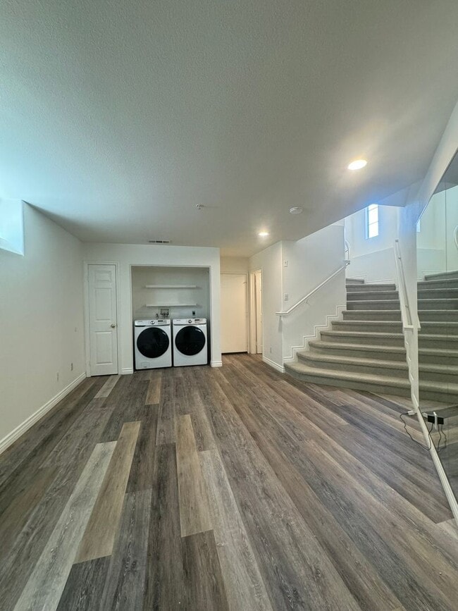 Building Photo - Modern Tri-Level Townhome in Tustin Ranch