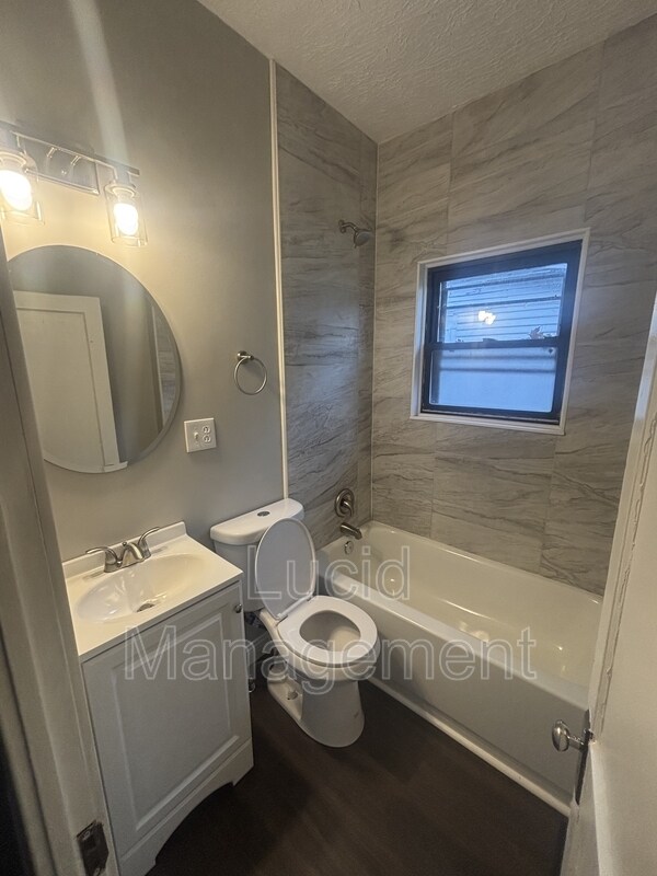 Foto del edificio - 1029 Queen Ave