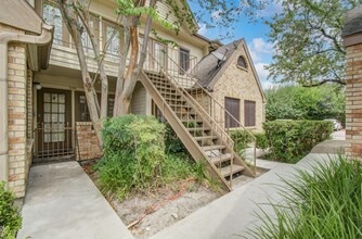 Building Photo - 2425 Holly Hall St