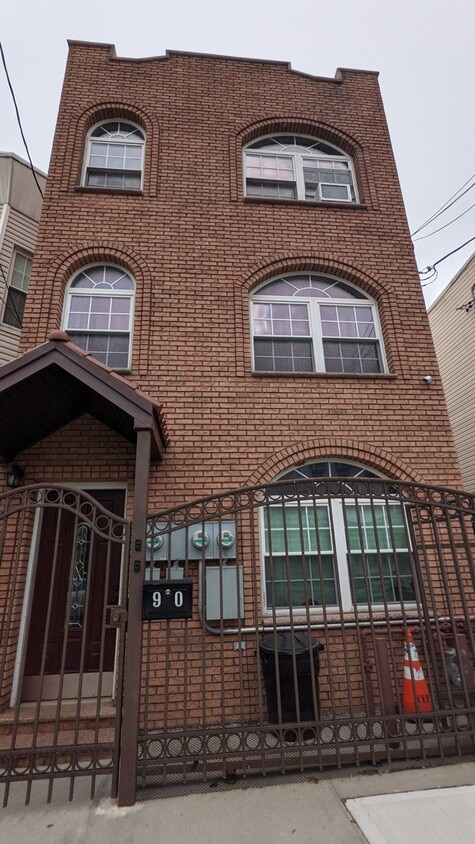 Building Photo - 90 Milford St