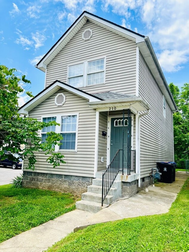 Primary Photo - Three Bedroom/Two Full Bath House in West ...