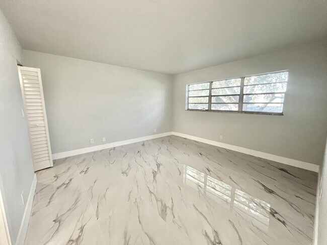 Foto del edificio - 601 S State Rd 7