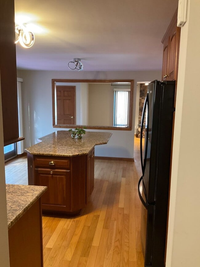 Foto del edificio - 4-Bedroom Home with 2 Full + 2 Half Baths ...