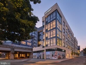 Building Photo - 809 Poplar St