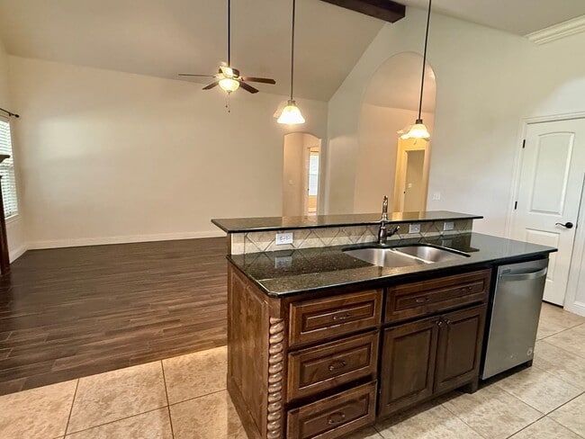 Foto del edificio - Beautiful 4 Bed, 2 Bath, 3 Car Home in Edm...