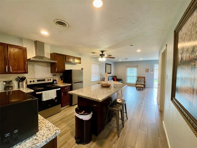 Building Photo - 9775 Pine Lake Dr