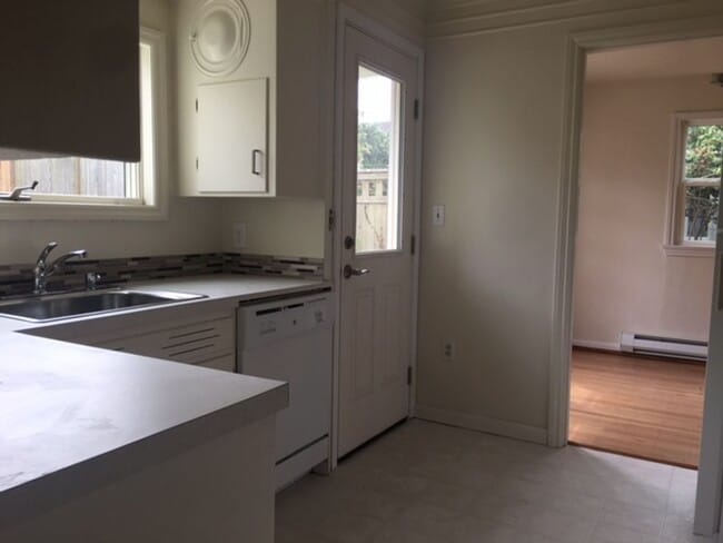 Building Photo - Crown Hill House-Yard care included!