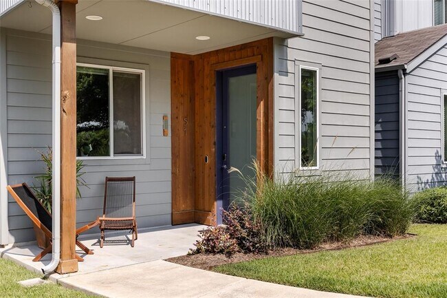 Building Photo - 801 N Bluff Dr