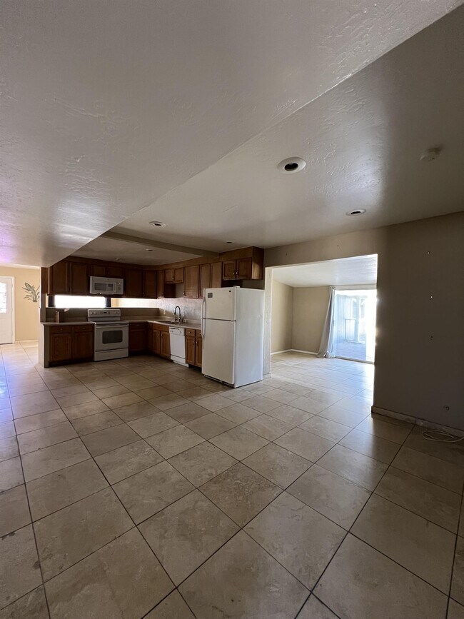 Building Photo - 841 E Cinnabar Ave