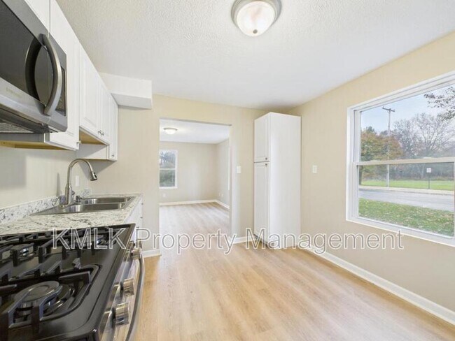 Foto del edificio - 9042 Maple Grove Rd