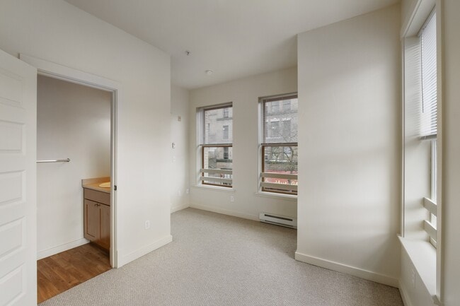 ¡Dormitorio n.° 2 de nuestro apartamento de 2 dormitorios! ¡Incluye baño auxiliar! - Milwaukee Apartments
