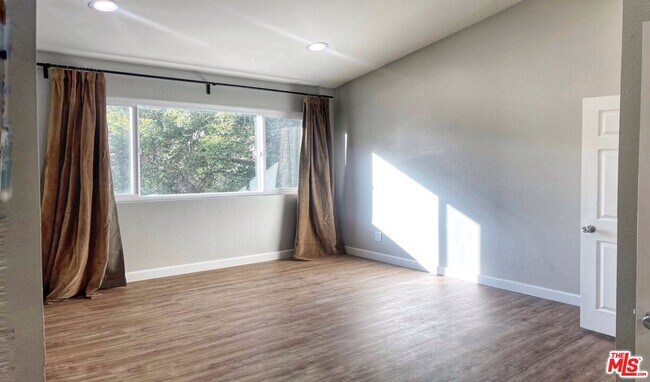 Foto del edificio - 7327 Willoughby Ave