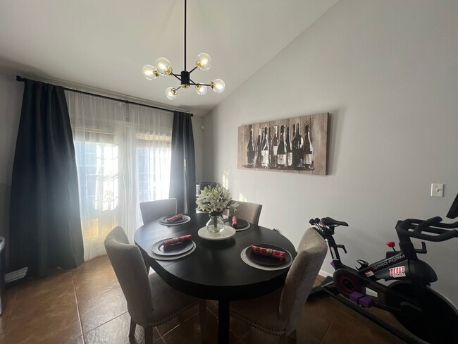 Foto del edificio - Beautiful Four Bedroom Home in Taylor Hill...