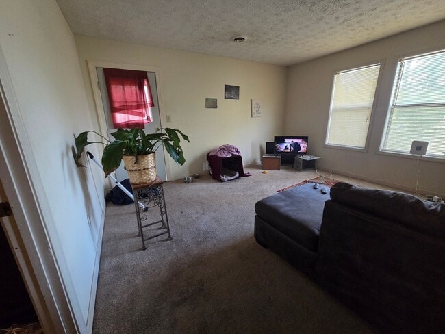 Building Photo - Spacious 2 bedroom 2 bath apartment