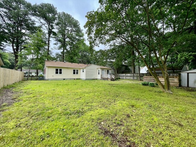 Building Photo - 5621 Larry Ave