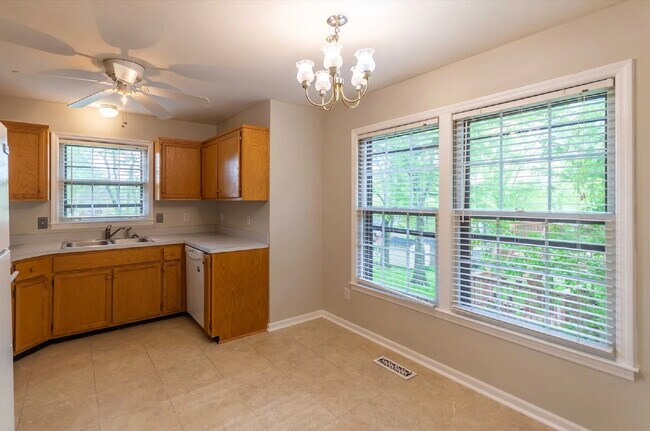 Building Photo - 3 bd/2bth w/fenced in yard, 15 min from do...