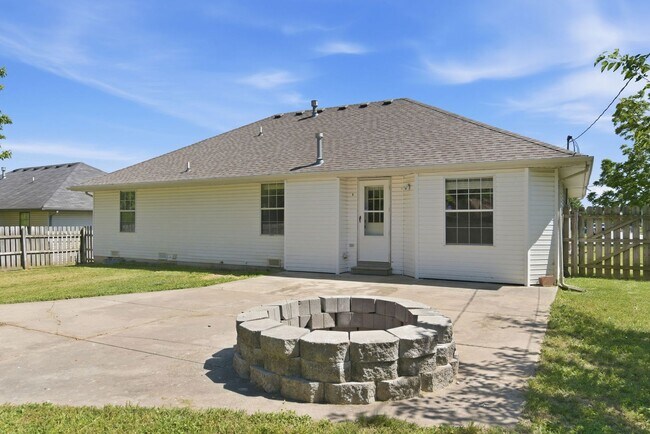 Foto del edificio - Nixa 3 bed 2 bath 2 car garage home!
