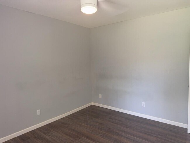 Foto del edificio - 4614 Bennett Ave