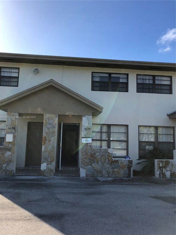 Foto principal - 1624 NE 151st St
