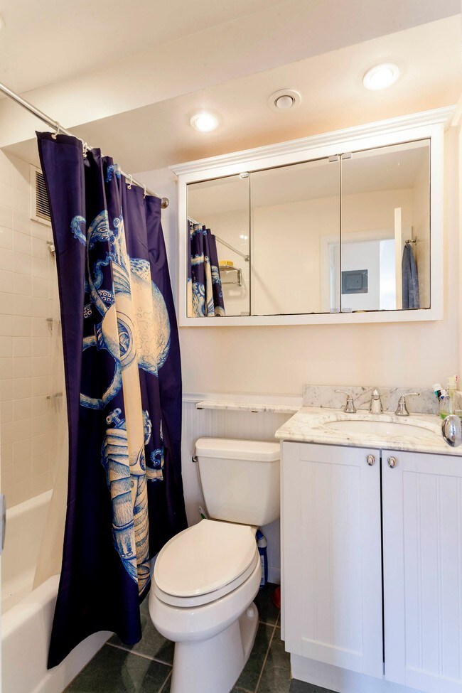 Building Photo - 544 E 11th St