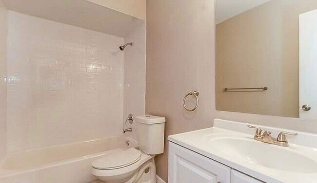 Building Photo - 2409 Oak Hollow Dr