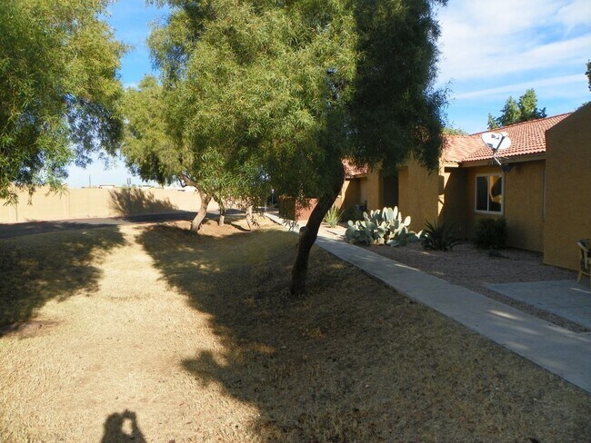 Foto del edificio - Shadow Mountain 2 Bd/2Ba Single-Level Townhome w/ Fireplace & Pool **$500 off 1st Month**