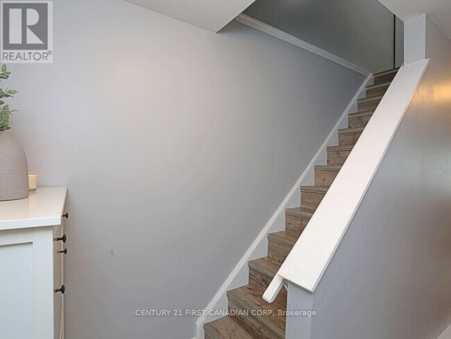 Photo du bâtiment - 166 Southdale Rd W