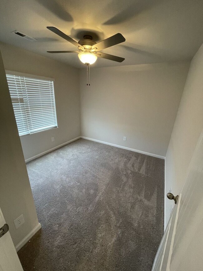 Building Photo - 3 Bd 2.5 Ba Townhouse