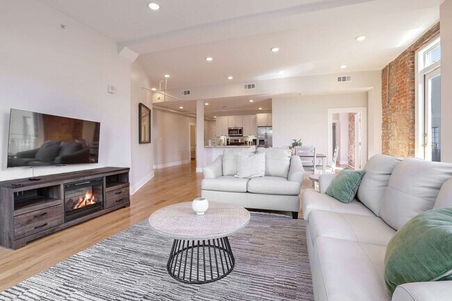 Building Photo - 1050 Annunciation St